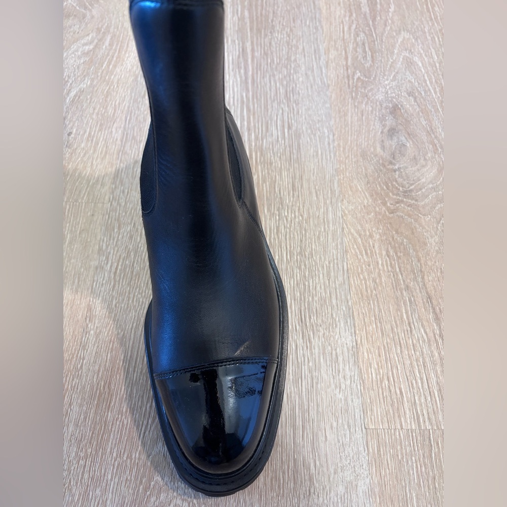 Chanel Chelsea boot. Black. Size 42. Never worn. Patent leather toe. Cc on back - Picture 9 of 13